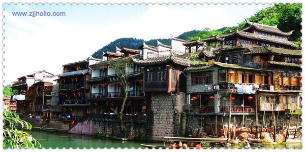 張家界、黃石寨、金鞭溪、袁家界、天子山、十里畫(huà)廊、黃龍洞、寶峰湖、天門(mén)山、鳳凰古城四日游