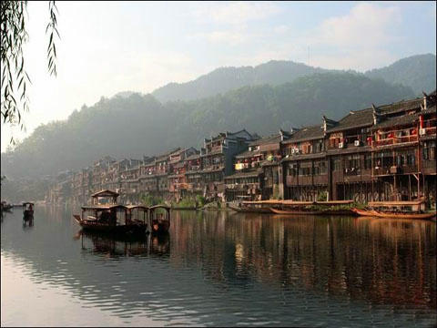 A線(xiàn)：猛洞河、芙蓉鎮(zhèn)、鳳凰、苗寨、張家界五日游